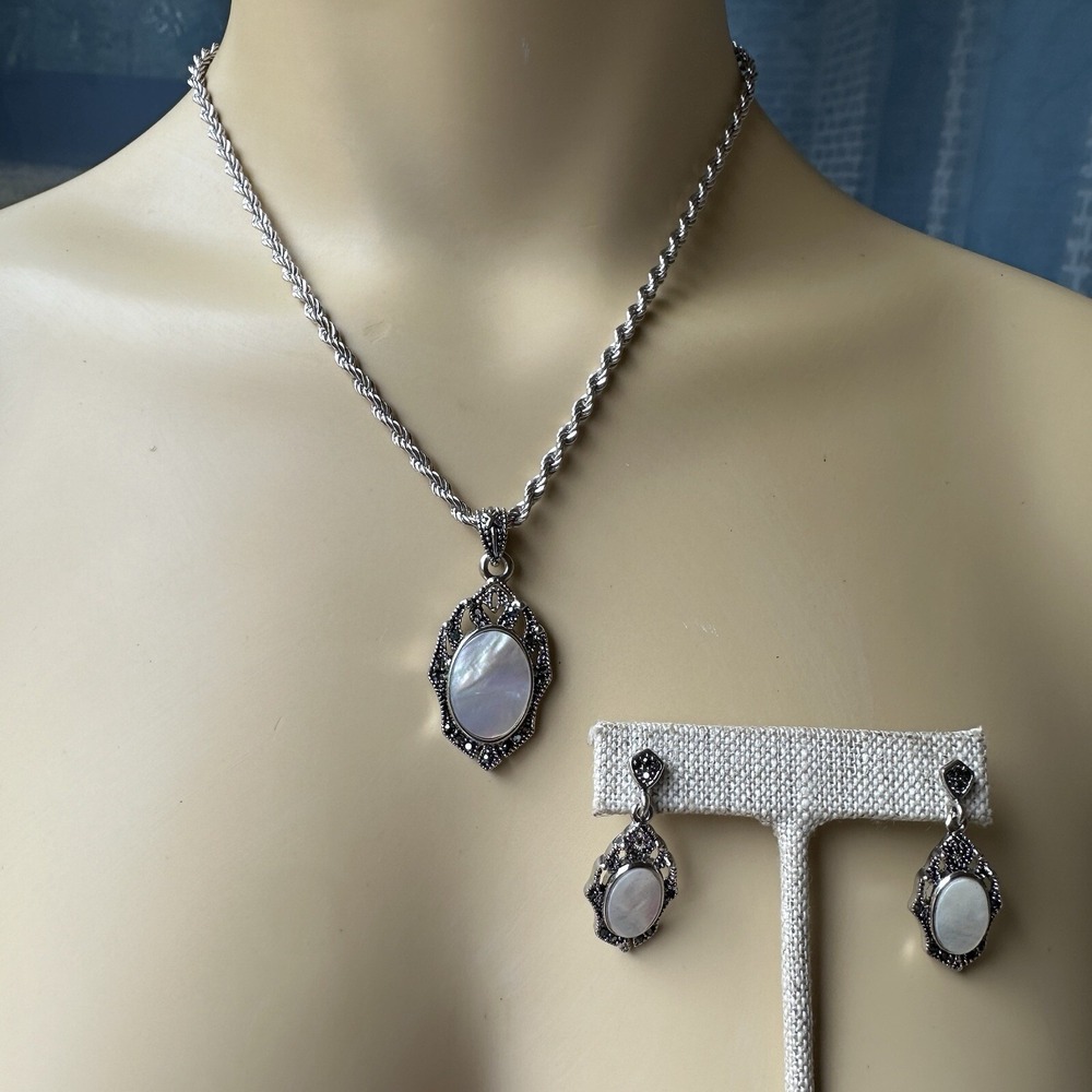 VTG Monet Necklace Pendant 16 Inch Mother Of Pearl Silver Plated Match Earrings